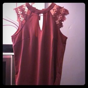 Beautiful shirt! Lace embroidery on the sleeves!